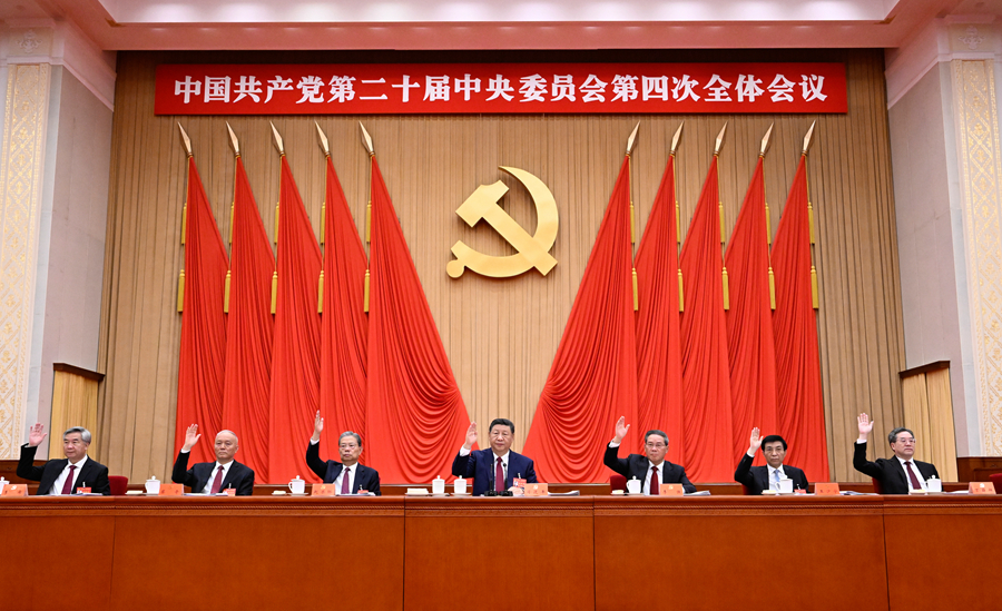 ??中國(guó)共產(chǎn)黨第二十屆中央委員會(huì)第四次全體會(huì)議，于2025年10月20日至23日在北京舉行。這是習(xí)近平、李強(qiáng)、趙樂際、王滬寧、蔡奇、丁薛祥、李希等在主席臺(tái)上。