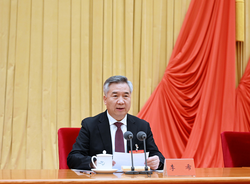 1月9日，中國共產(chǎn)黨第二十屆中央紀(jì)律檢查委員會(huì)第二次全體會(huì)議在北京開幕。中共中央政治局常委、中央紀(jì)律檢查委員會(huì)書記李希代表中央紀(jì)律檢查委員會(huì)常務(wù)委員會(huì)作題為《深入學(xué)習(xí)貫徹黨的二十大精神，在新征程上堅(jiān)定不移推進(jìn)全面從嚴(yán)治黨》的工作報(bào)告。