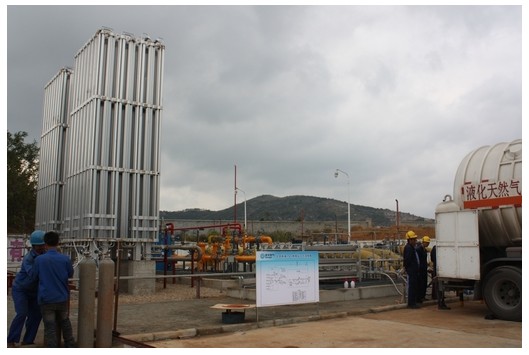 我市首座LNG釋放站建成，燃?xì)獗９┠芰⒂兴嵘?>                            <div   id="rvhzht3btpn"   class="con">
                                <span id="rvhzht3btpn"    class="title">我市首座LNG釋放站建成，燃?xì)獗９┠芰⒂兴嵘?/span>
                                <p class="des">
	10月30日，我市首座液化天然氣（LNG）釋放站在北部新城高中壓站內(nèi)建成并投入運行，現(xiàn)每天的正常補充量達(dá)到3萬方。該站設(shè)計氣化能力3000方/小時，如連續(xù)氣化可以增加供應(yīng)量8萬方/日，將提升我市燃?xì)獗９┠芰Α?


	&nbsp;


	我市由于處于川氣東送供氣范圍，受上游供氣不足等因素影響，氣源一直較為緊張。隨著天然氣市場的快速發(fā)展，客戶量不斷增加，特別是工業(yè)客戶的增加和增產(chǎn)，用...</p>
                            </div>
                            <div   id="rvhzht3btpn"   class="time">
                                <span id="rvhzht3btpn"    class="day">27</span>
                                <span id="rvhzht3btpn"    class="year-month">2013-11</span>
                            </div>
                        </a>
                    </li>
                                    </ul>
                <div   id="rvhzht3btpn"   class="pagination">
                <a href=?pid=2&page=1 title=第1頁>1</a><a>...</a><a href=?pid=2&page=118 title=第118頁>118</a><a href=?pid=2&page=119 title=第119頁>119</a><a title=第120頁 class=