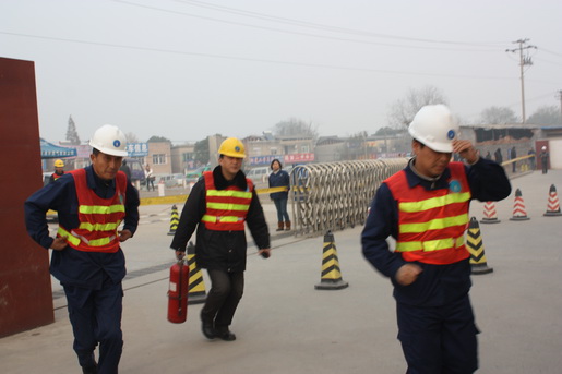 安慶港華燃?xì)饽MCNG加氣站燃?xì)庑孤?，開展應(yīng)急演練