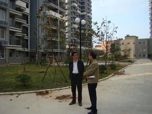 董事長調(diào)研城區(qū)老舊小區(qū)管道燃?xì)馀涮坠ぷ?>                            <div   id="rvhzht3btpn"   class="con">
                                <span id="rvhzht3btpn"    class="title">董事長調(diào)研城區(qū)老舊小區(qū)管道燃?xì)馀涮坠ぷ?/span>
                                <p class="des">&nbsp;

	近日，公司黨委書記、董事長潘炳應(yīng)先后深入渡江路沿街樓棟、百圣花苑、同慶北苑、錦都商城、古樹新村、馬山公寓等26處前期開發(fā)未“三同時(shí)”配套管道燃?xì)獾某菂^(qū)老舊小區(qū)（樓棟），實(shí)地考察、調(diào)研公司老舊小區(qū)氣化工作推進(jìn)情況。


	每到一處，潘炳應(yīng)都細(xì)致查看小區(qū)周邊管網(wǎng)配套條件，詳細(xì)了解氣化工作實(shí)際困難，并認(rèn)真傾聽小區(qū)居民對公司配套管道燃?xì)獾囊庖姾徒ㄗh。對于老舊小區(qū)氣化工作，潘炳應(yīng)...</p>
                            </div>
                            <div   id="rvhzht3btpn"   class="time">
                                <span id="rvhzht3btpn"    class="day">05</span>
                                <span id="rvhzht3btpn"    class="year-month">2014-05</span>
                            </div>
                        </a>
                    </li>
                                        <li>
                        <a href="show.php?Id=218" target="_blank">
                            <img src=