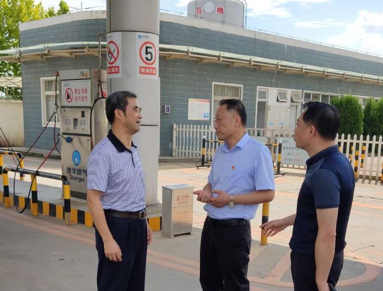 市市場監(jiān)督管理局局長戴春益一行到安慶港華檢查指導